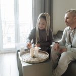 Couple se relaxant aux bougies dans salon