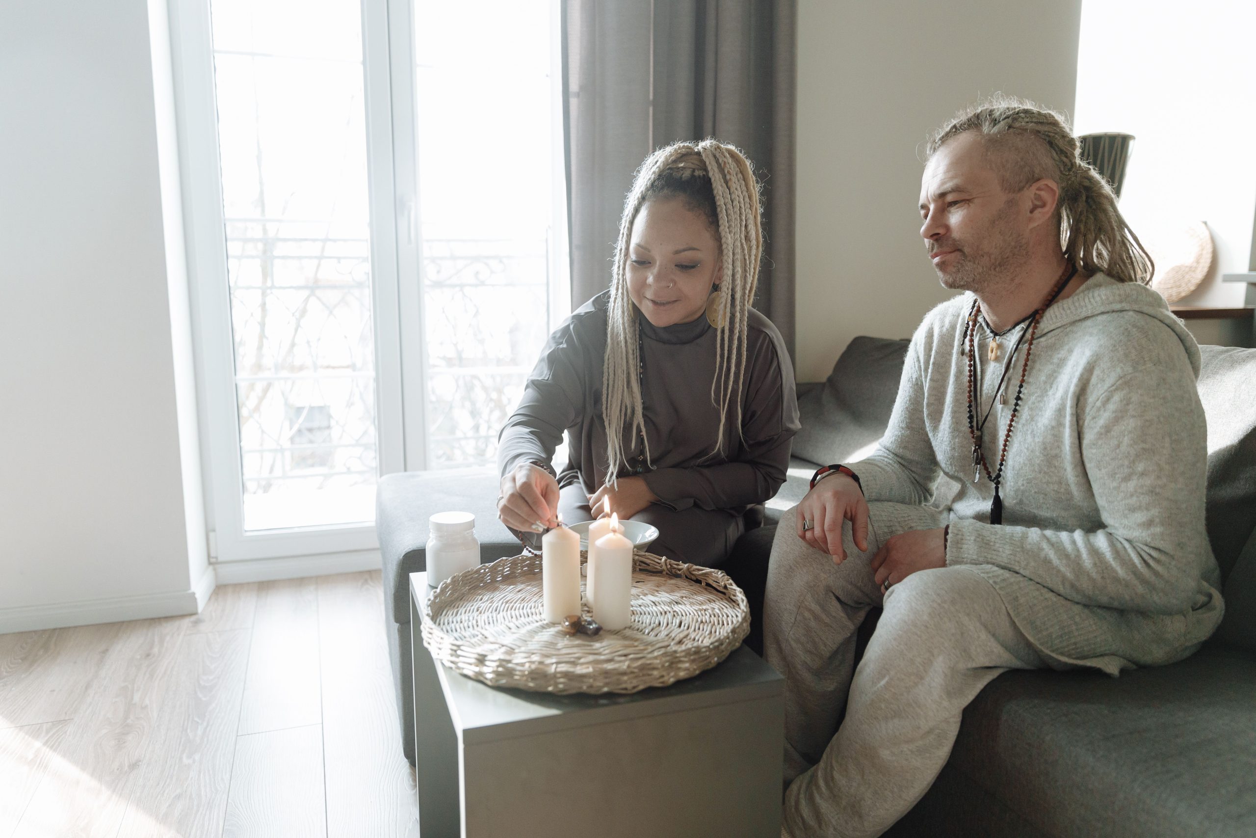Couple se relaxant aux bougies dans salon