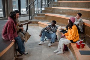 Jeunes adultes discutant dans un salon décontracté