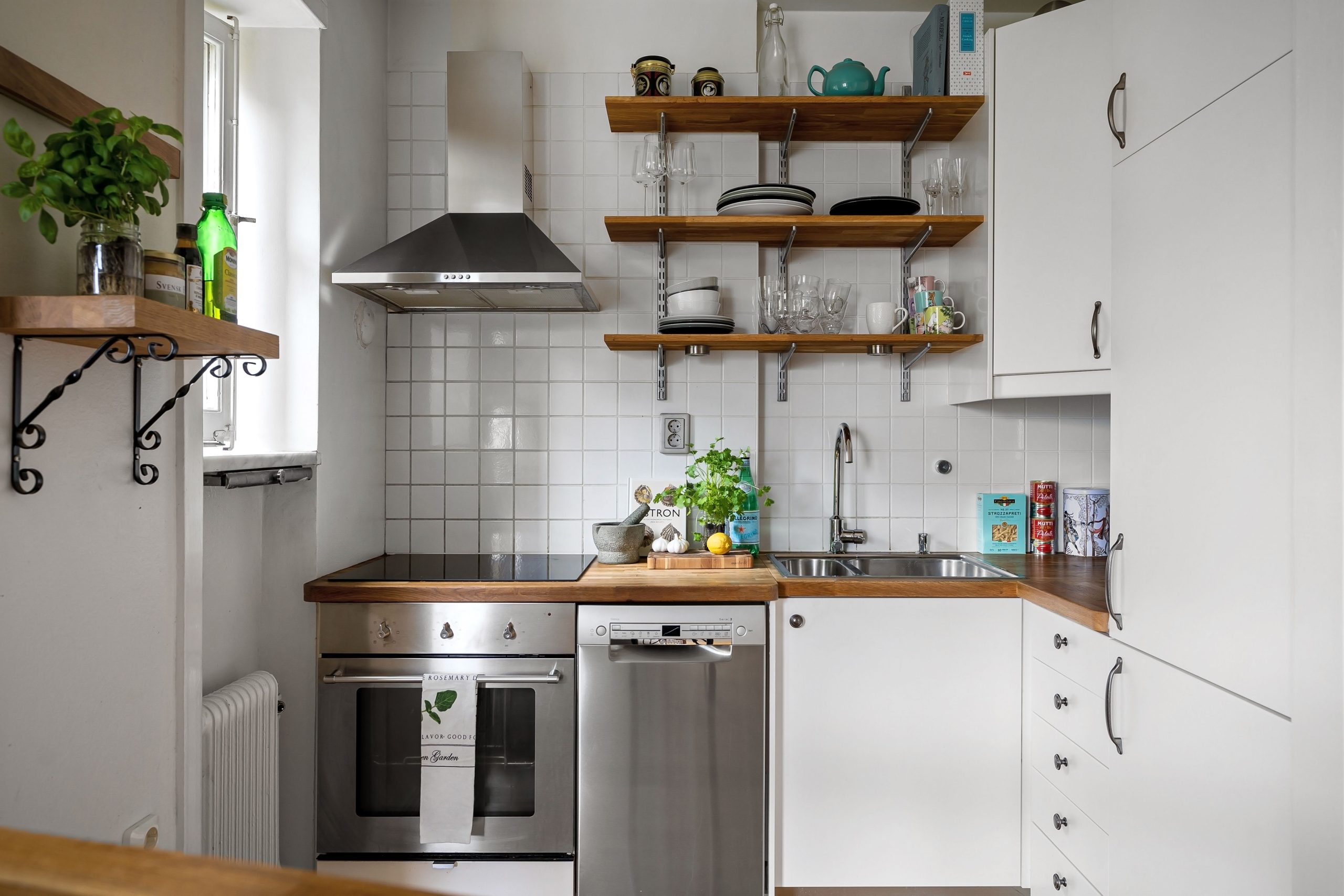 Petite cuisine contemporaine avec appareils inox