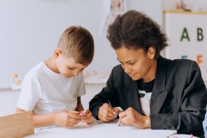 Enseignante aidant un élève en classe