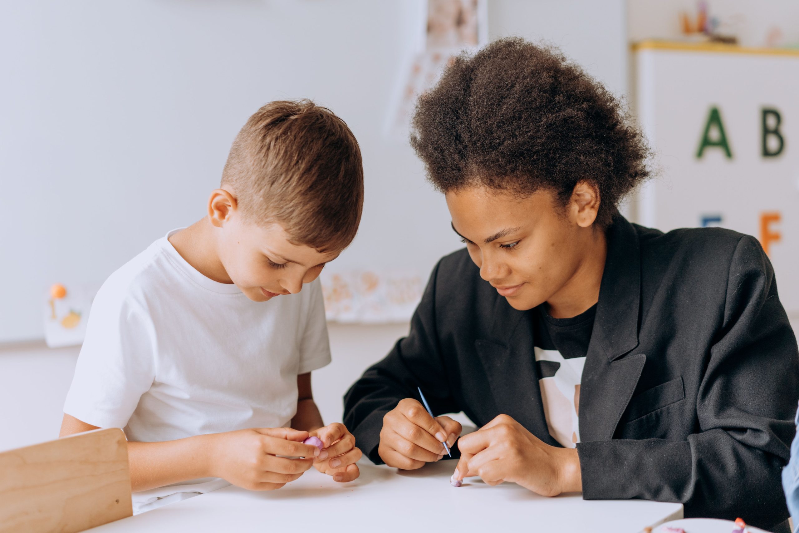 Enseignante aidant un élève en classe