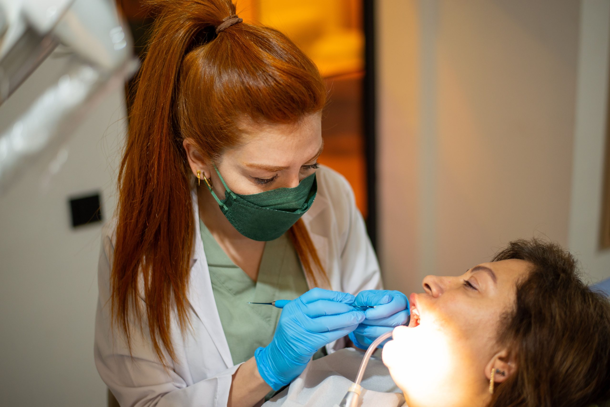 Dentiste examinant patient équipée protection clinique