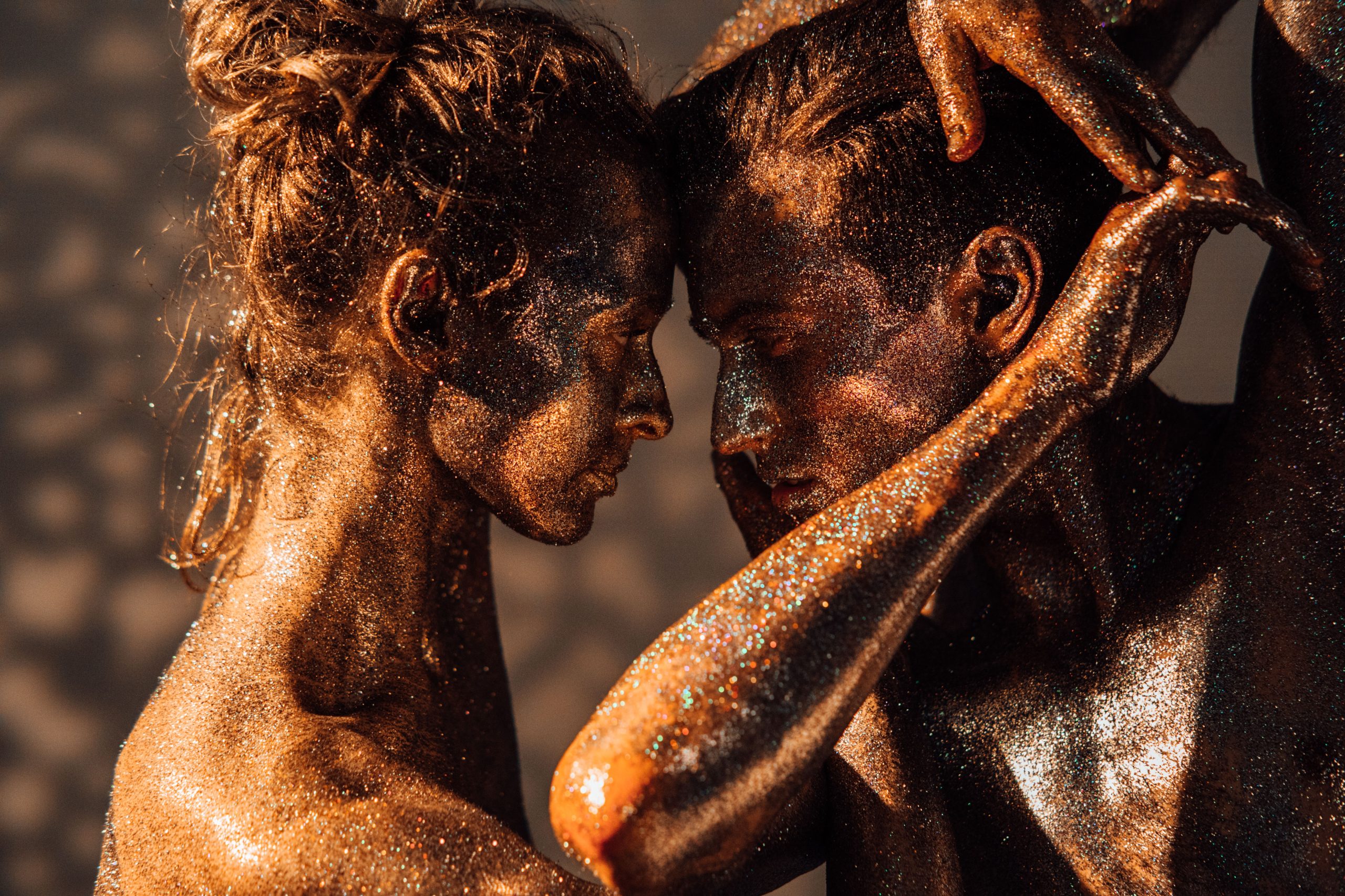 Portrait conceptuel couple scintillant symbolisant intimité spirituelle