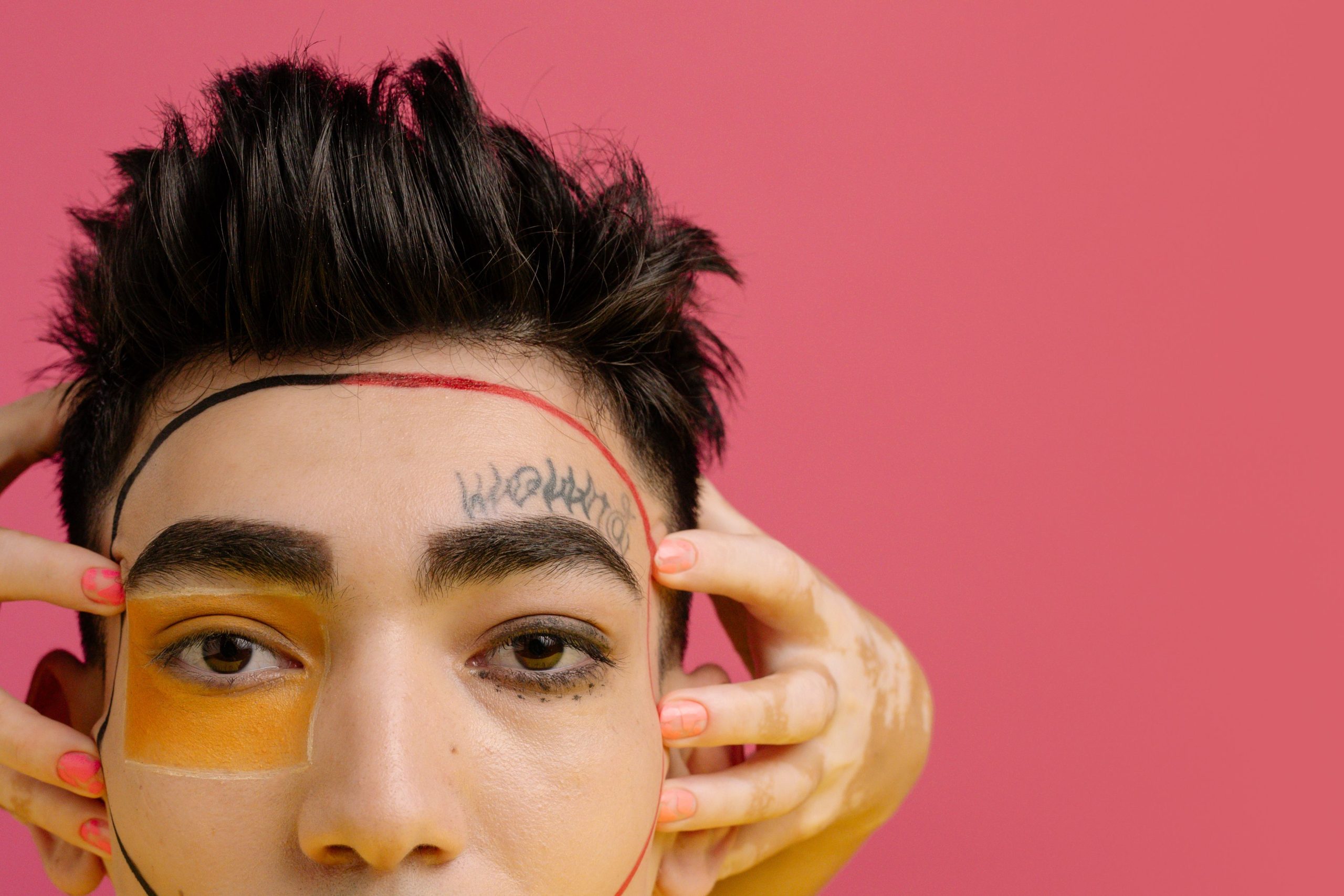 Maquillage artistique des yeux et tatouage coloré