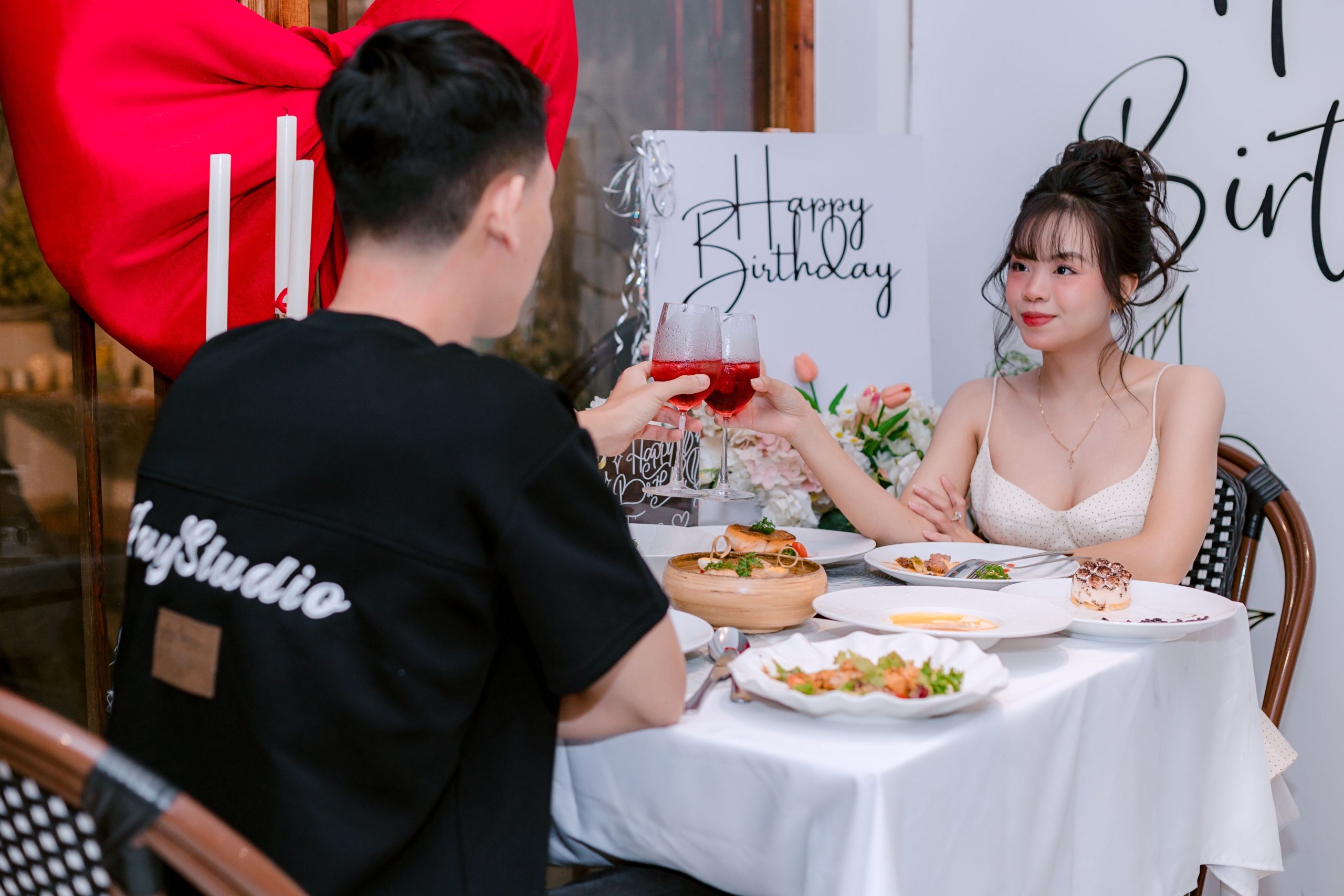 Couple portant un toast lors d'un dîner romantique d'anniversaire