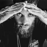 Portrait homme tatoué barbu au regard intense