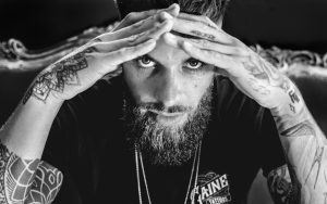 Portrait homme tatoué barbu au regard intense