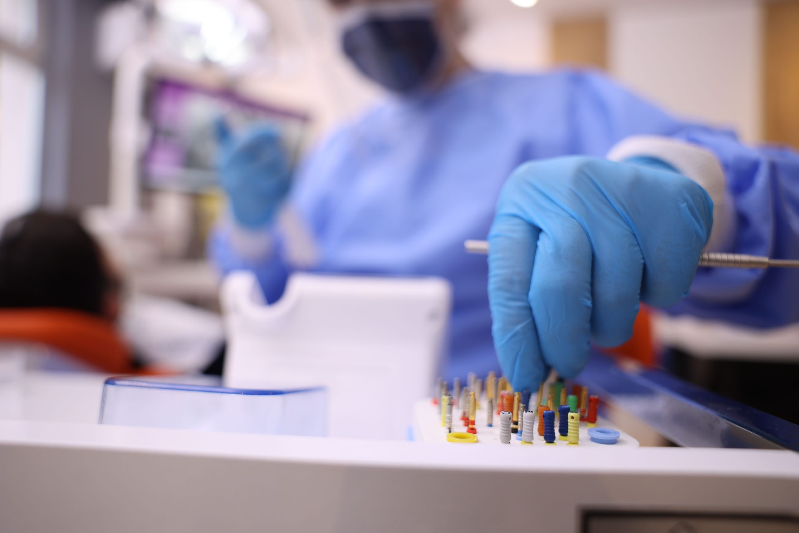 Dentiste préparant instruments dentaires en clinique moderne