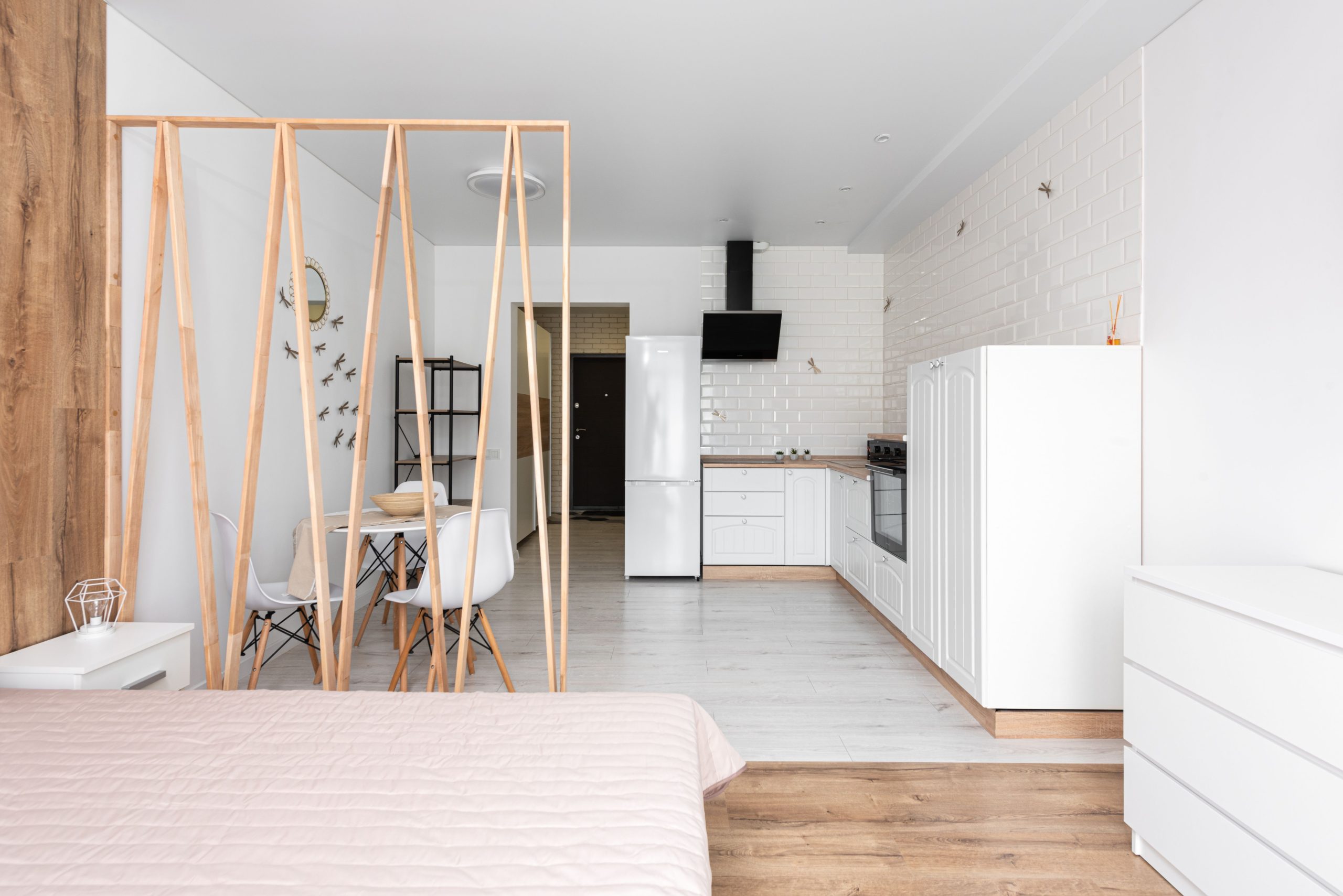 Studio moderne avec cuisine ouverte minimaliste