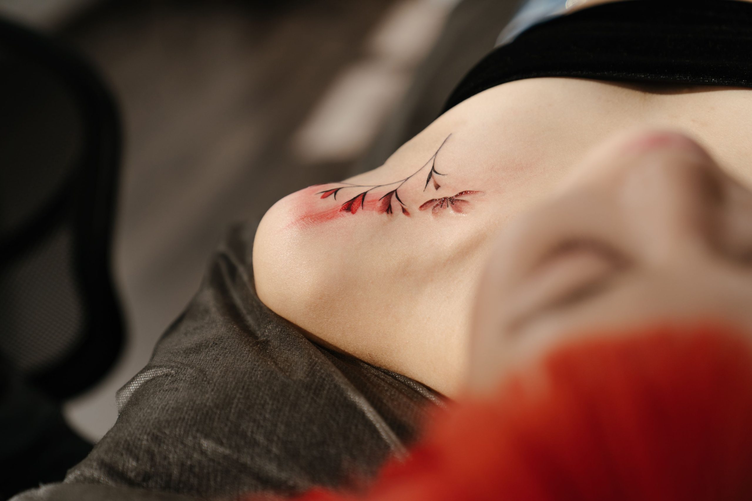 Tatouage floral détaillé sur l'épaule en studio