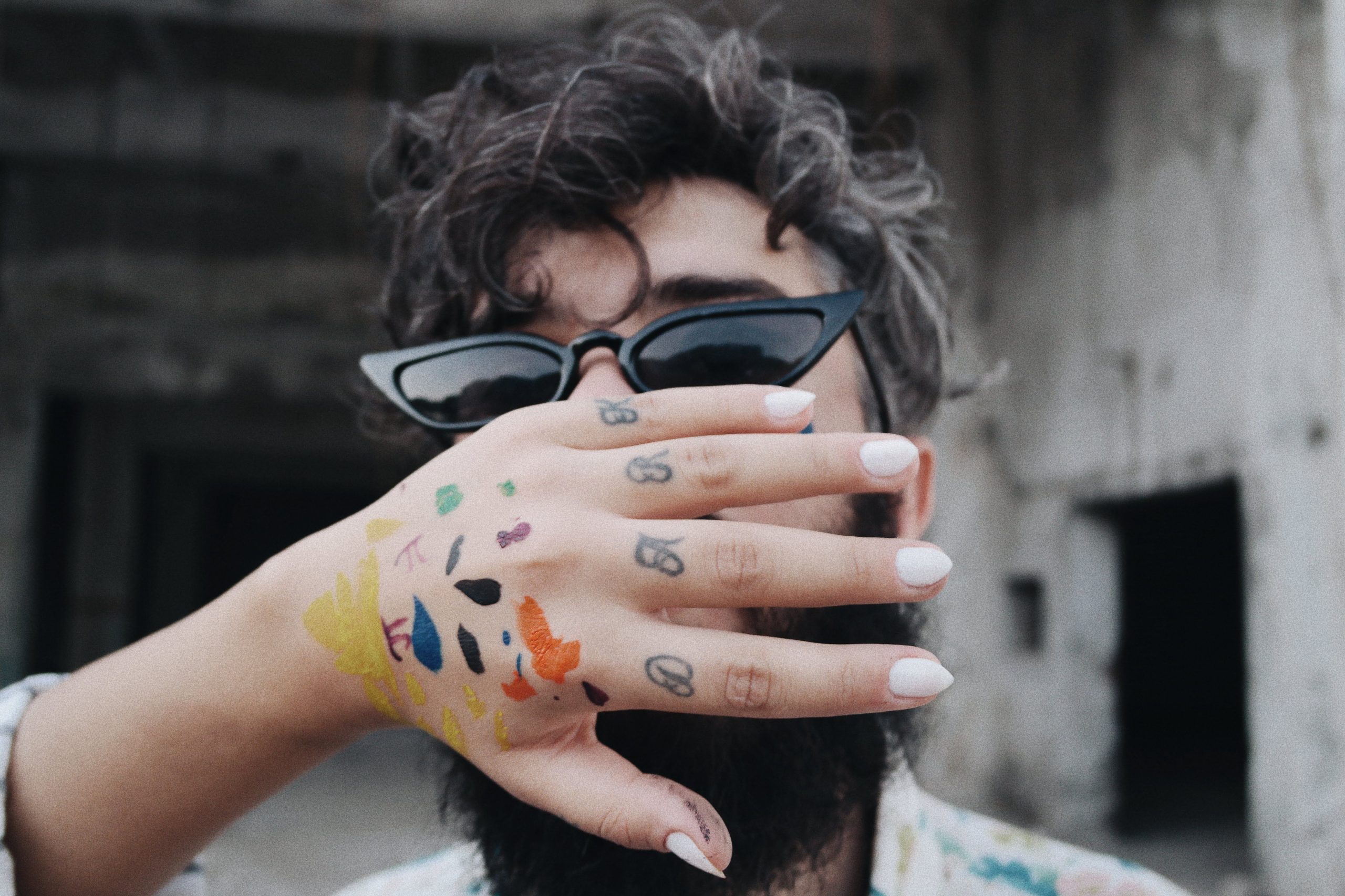 Homme stylé avec tatouages et lunettes de soleil