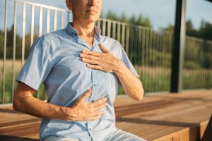 Homme pratiquant la relaxation respiration consciente