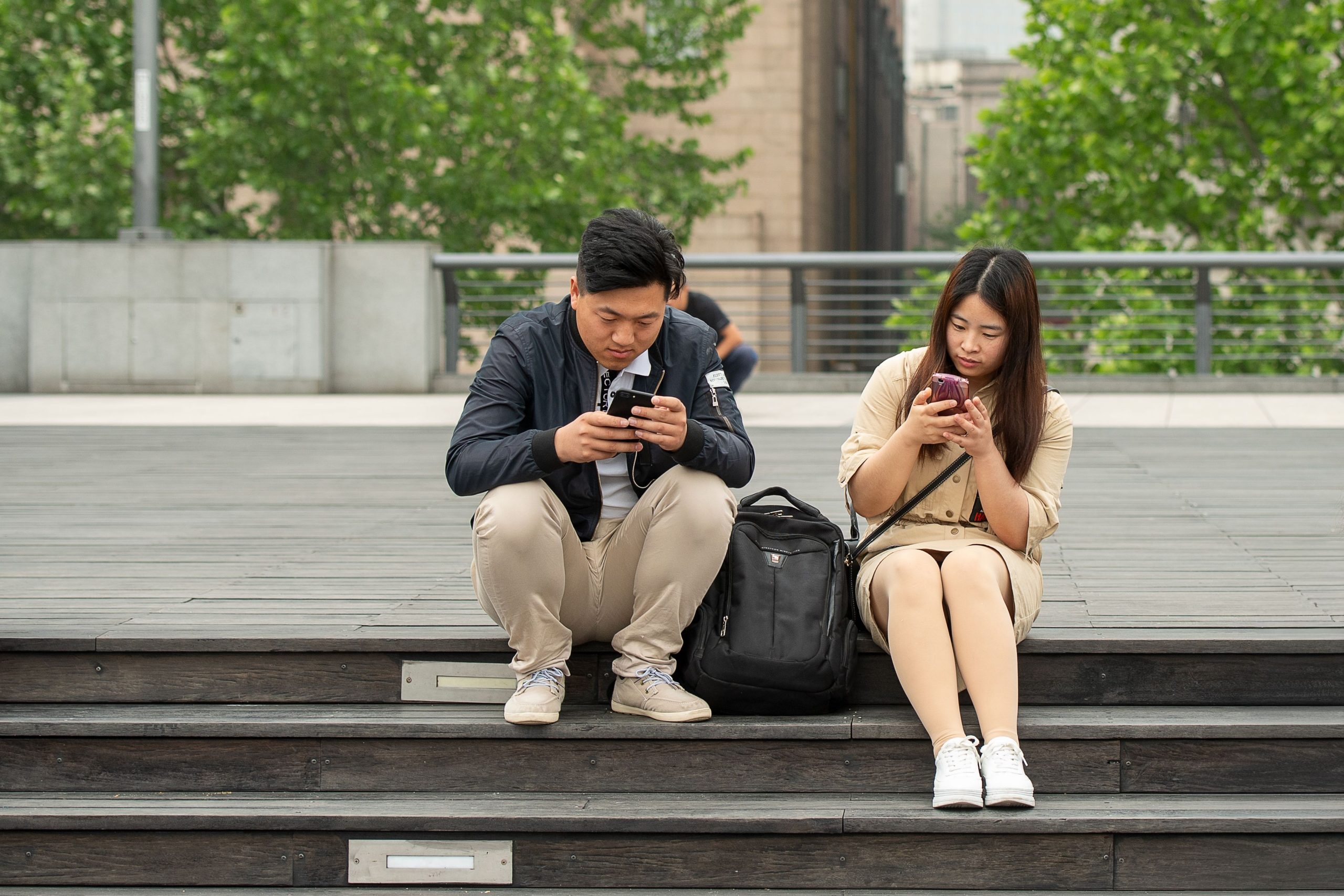 Couple jeune absorbé par leurs téléphones