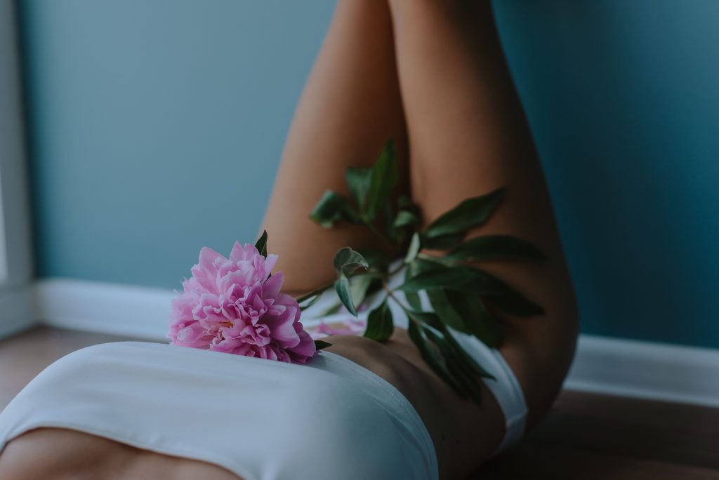 Femme relaxée avec fleur rose sur le corps