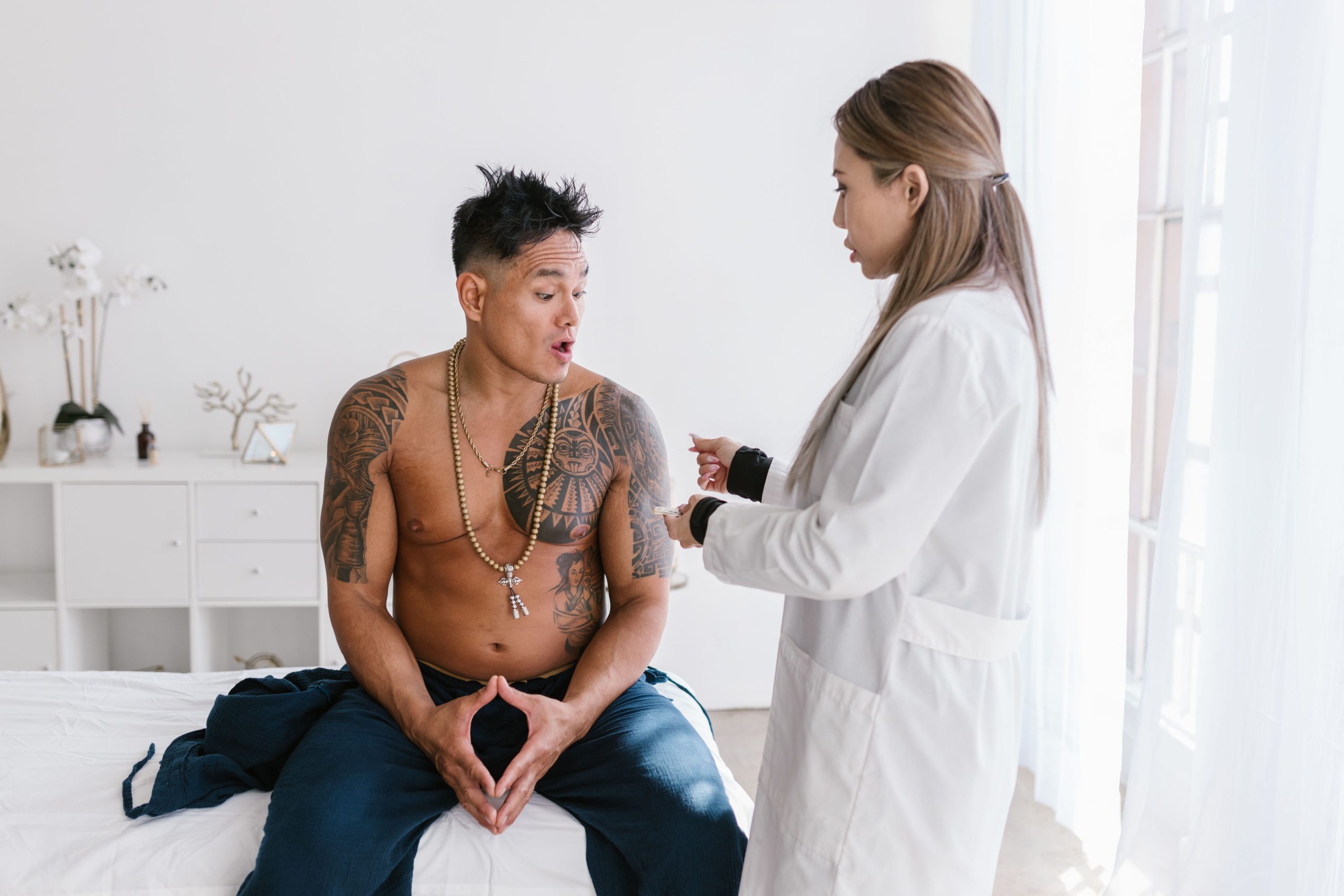 Docteure en consultation avec patient tatoué