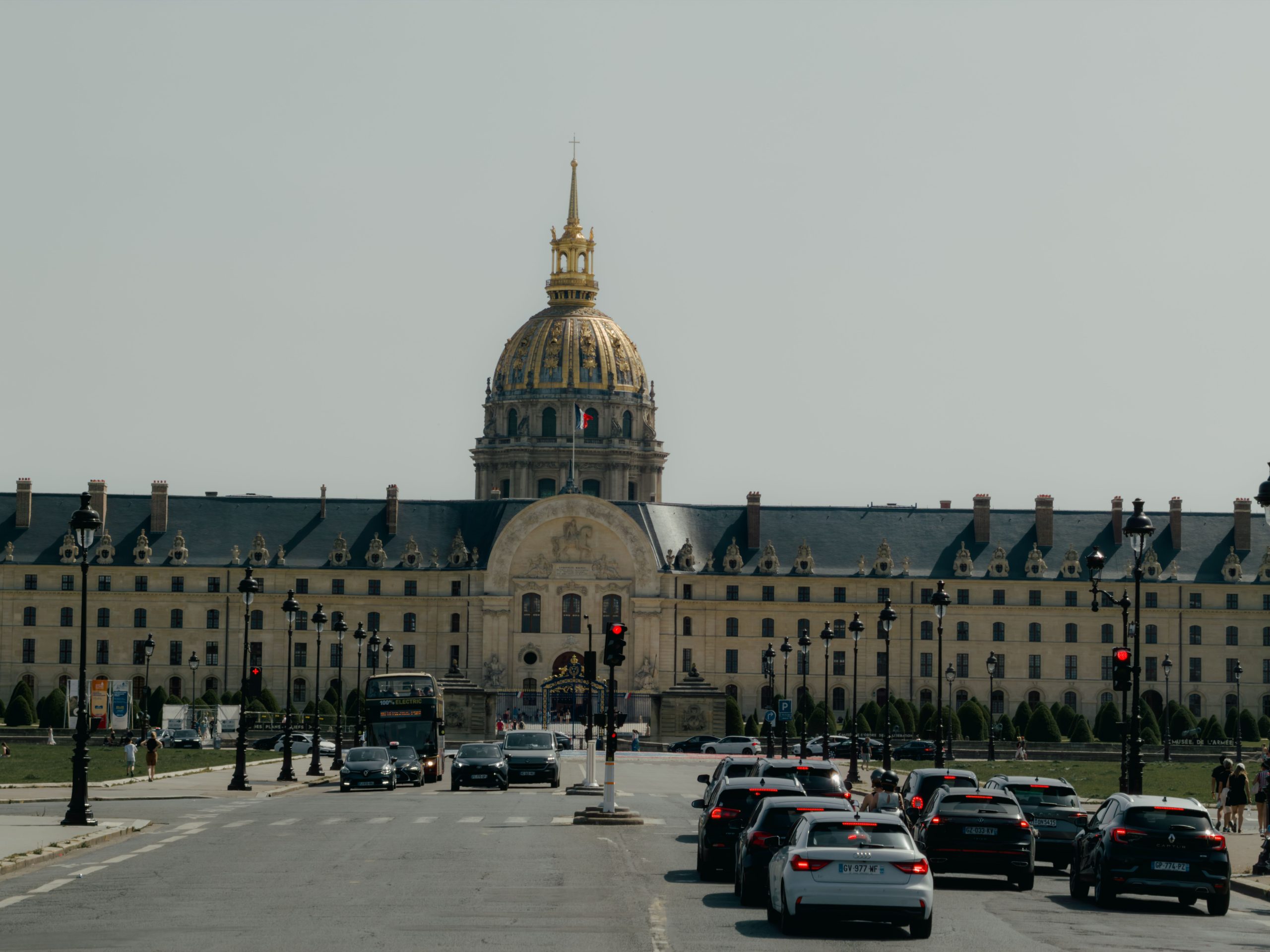 Les Invalides Paris circulation urbaine ciel dégagé