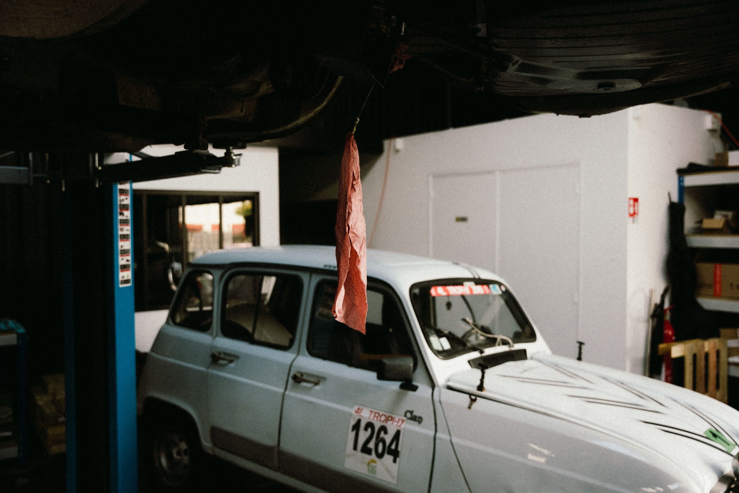 Voiture vintage en atelier de réparation