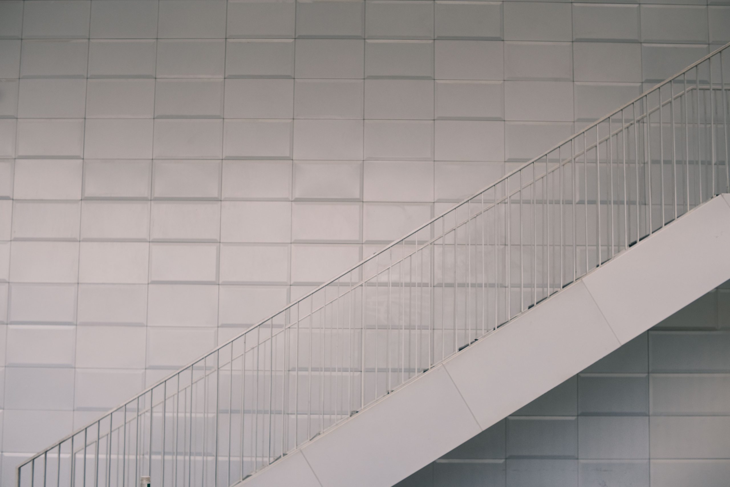 Escalier minimaliste avec mur geometrique moderne