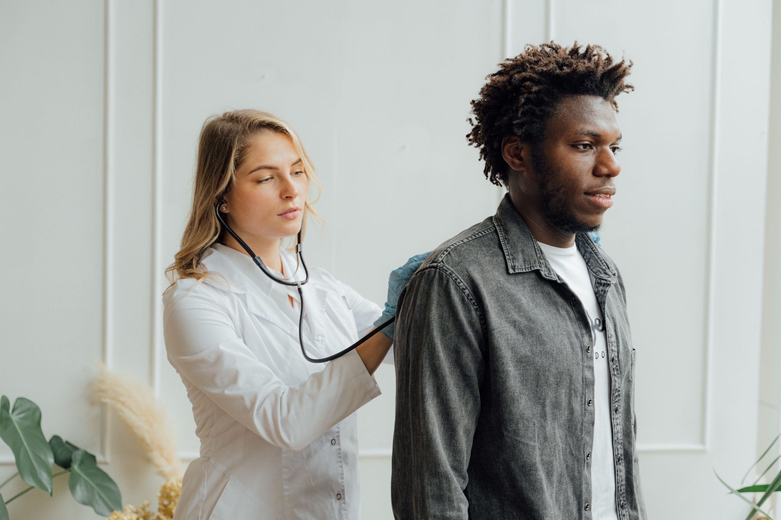 Médecin effectuant examen avec stéthoscope