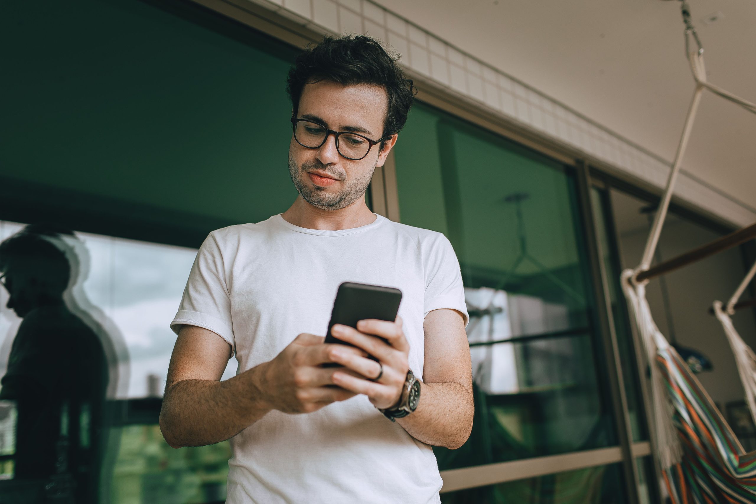 Jeune homme texte sur son téléphone