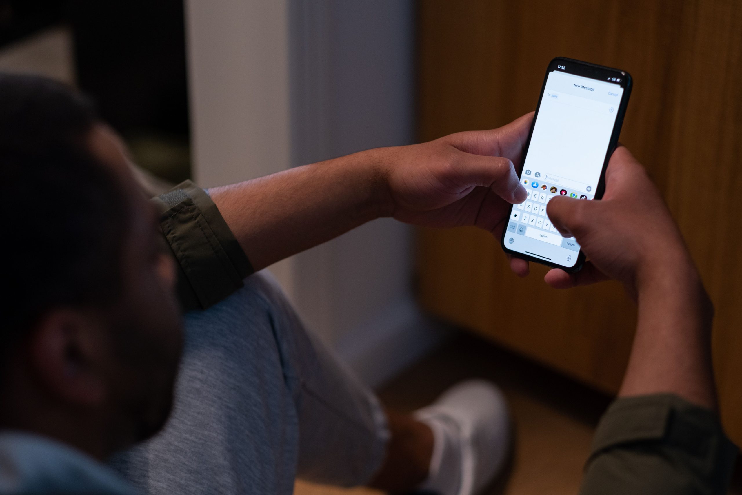 Homme texte sur smartphone en soirée