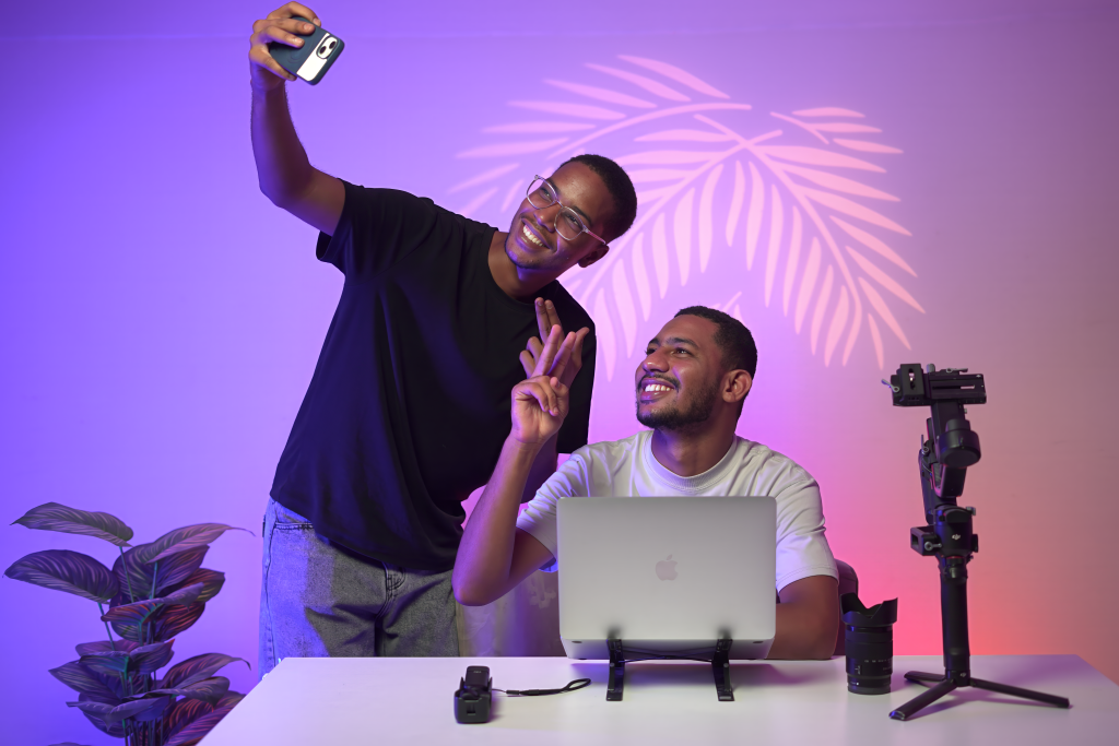 Deux jeunes adultes se prenant en selfie en studio