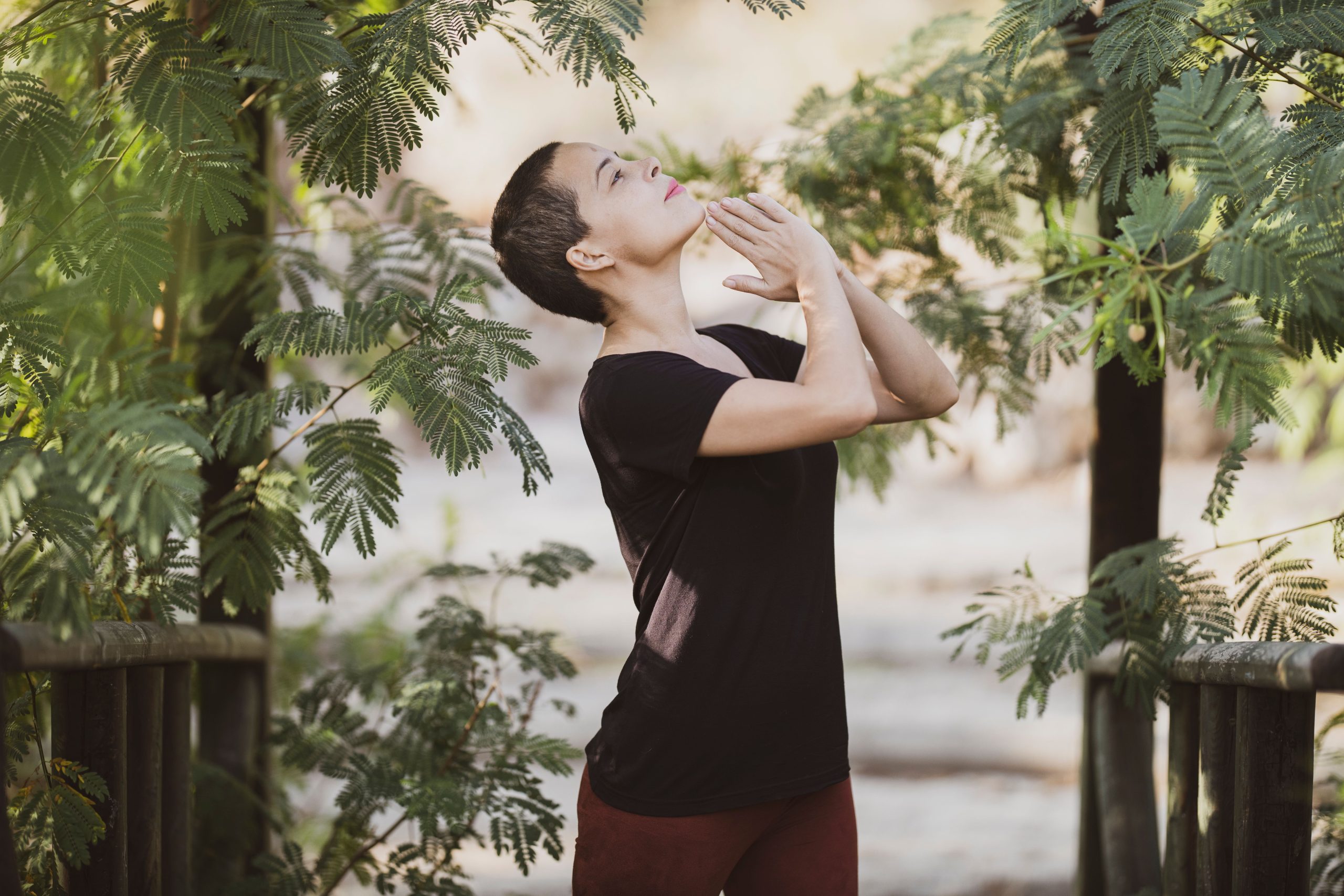 Femme méditation entourée verdure nature paisible