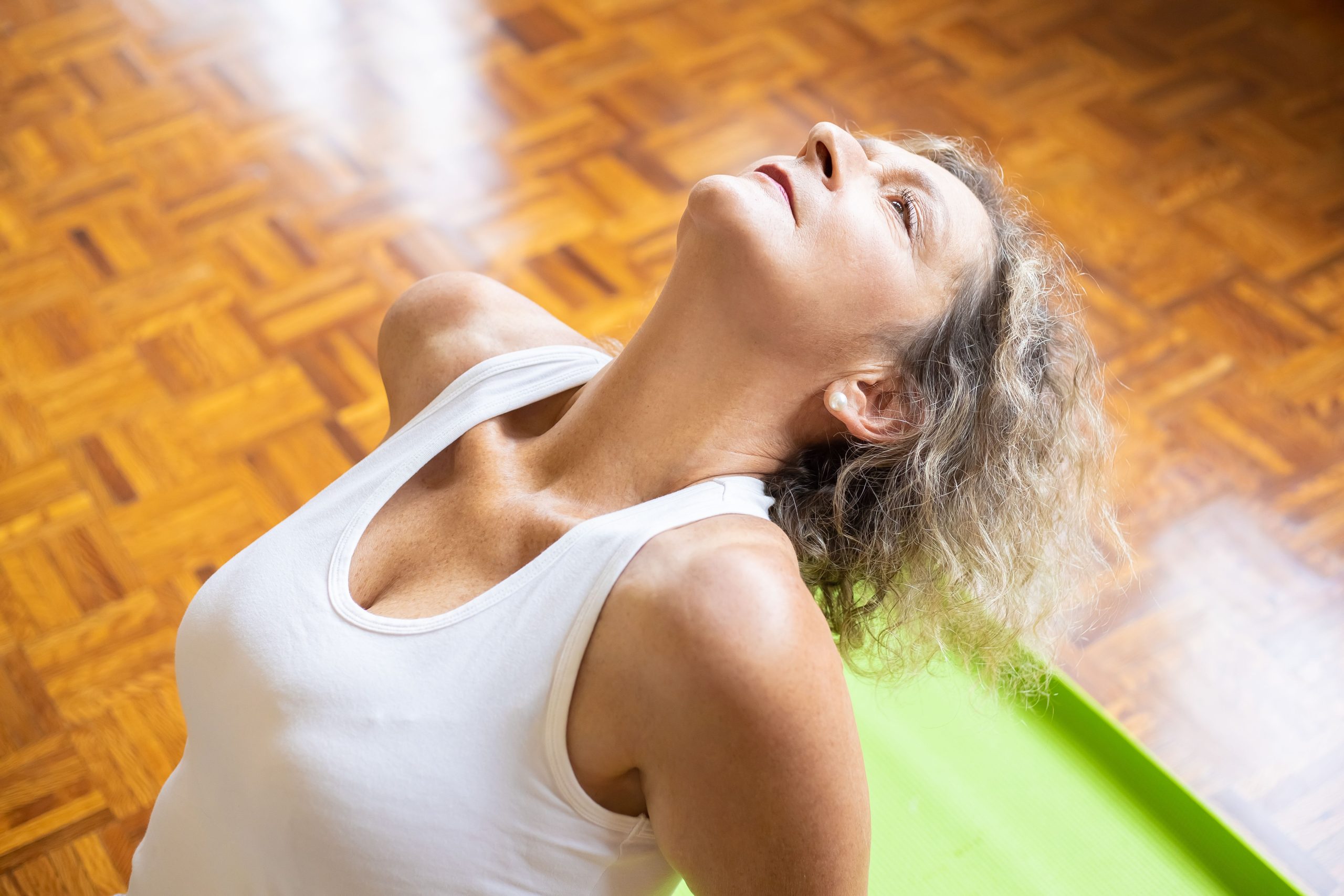 Femme âgée étirements yoga tapis bien-être