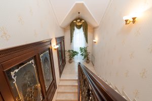 Escalier élégant avec lustre vintage et plantes