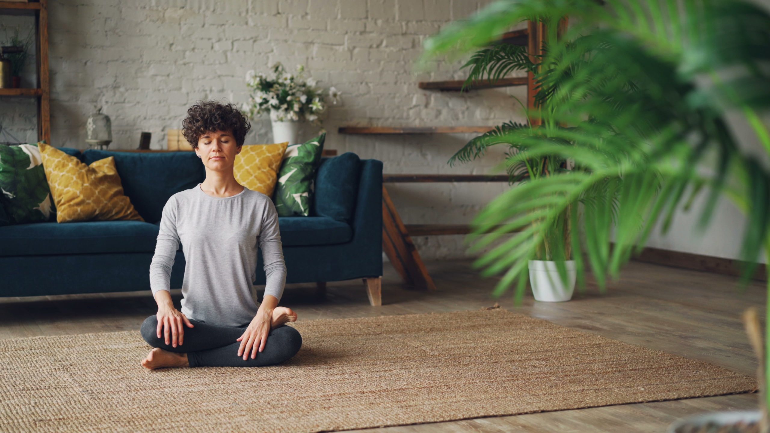 Femme relaxation méditation salon naturel