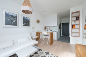 Mobilier minimaliste bois studio moderne lumineux