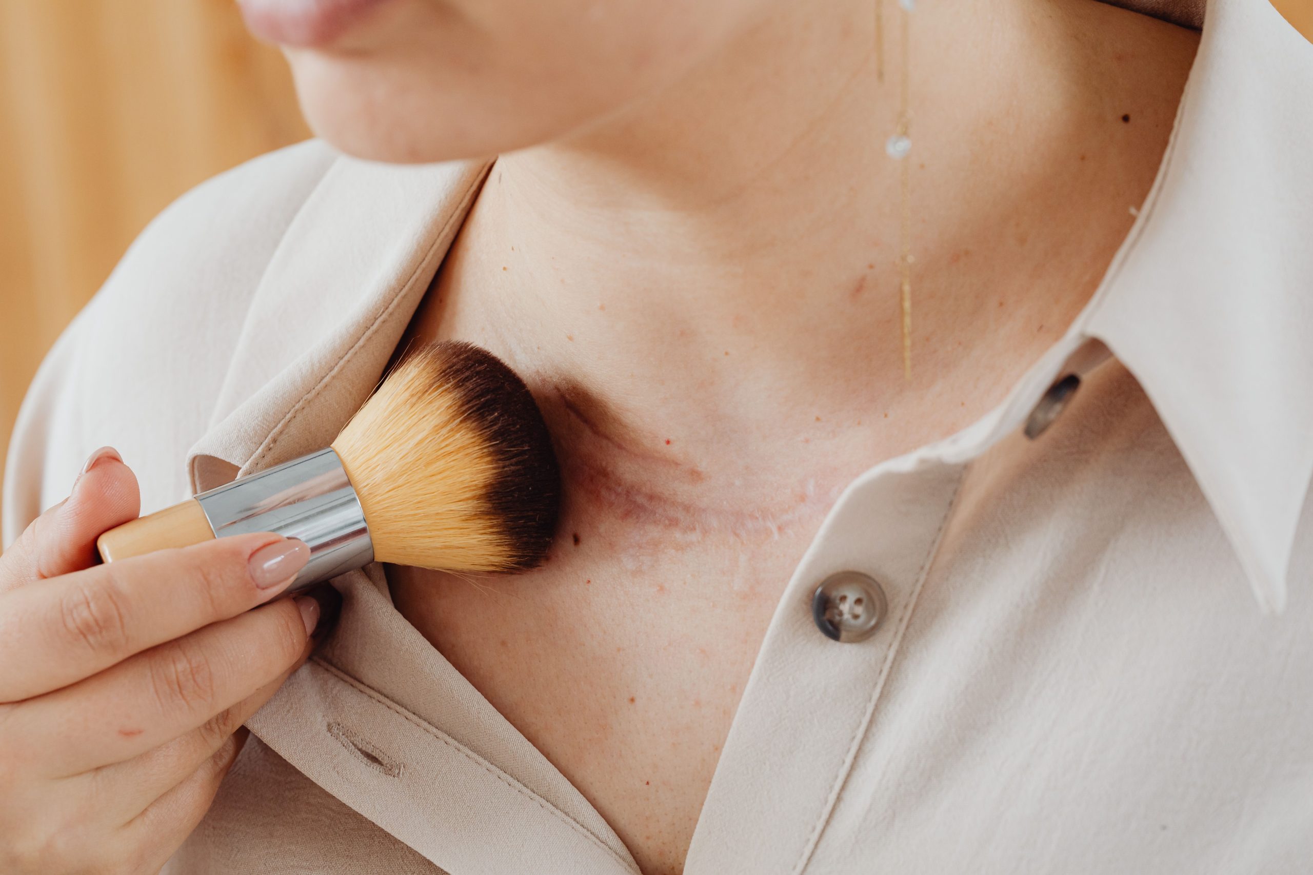 Pinceau maquillage estompe cicatrices naturellement
