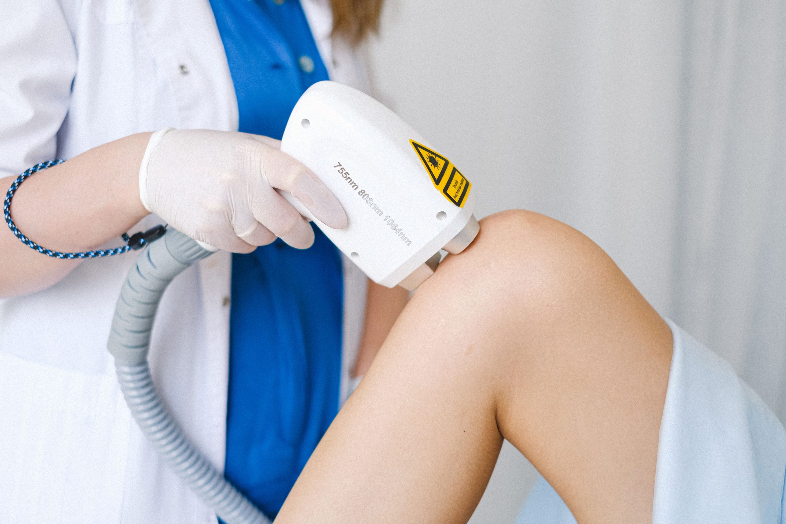Cosmetologue appliquant therapie laser basse intensite