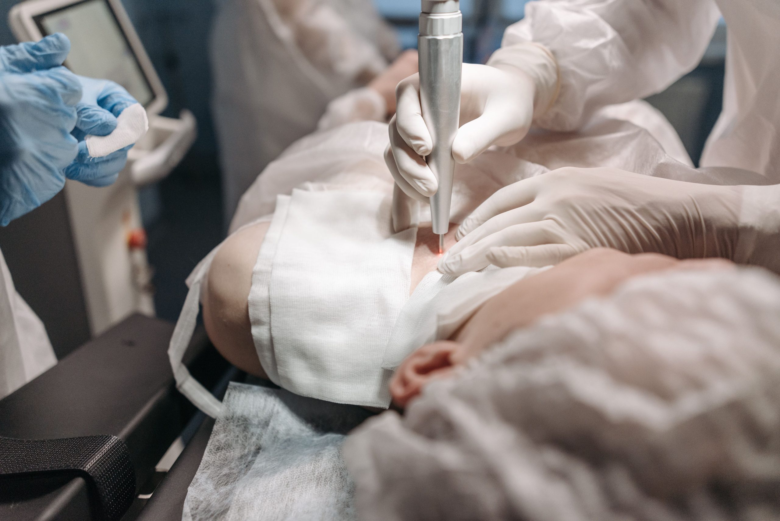 Professionnels effectuant traitement laser clinique