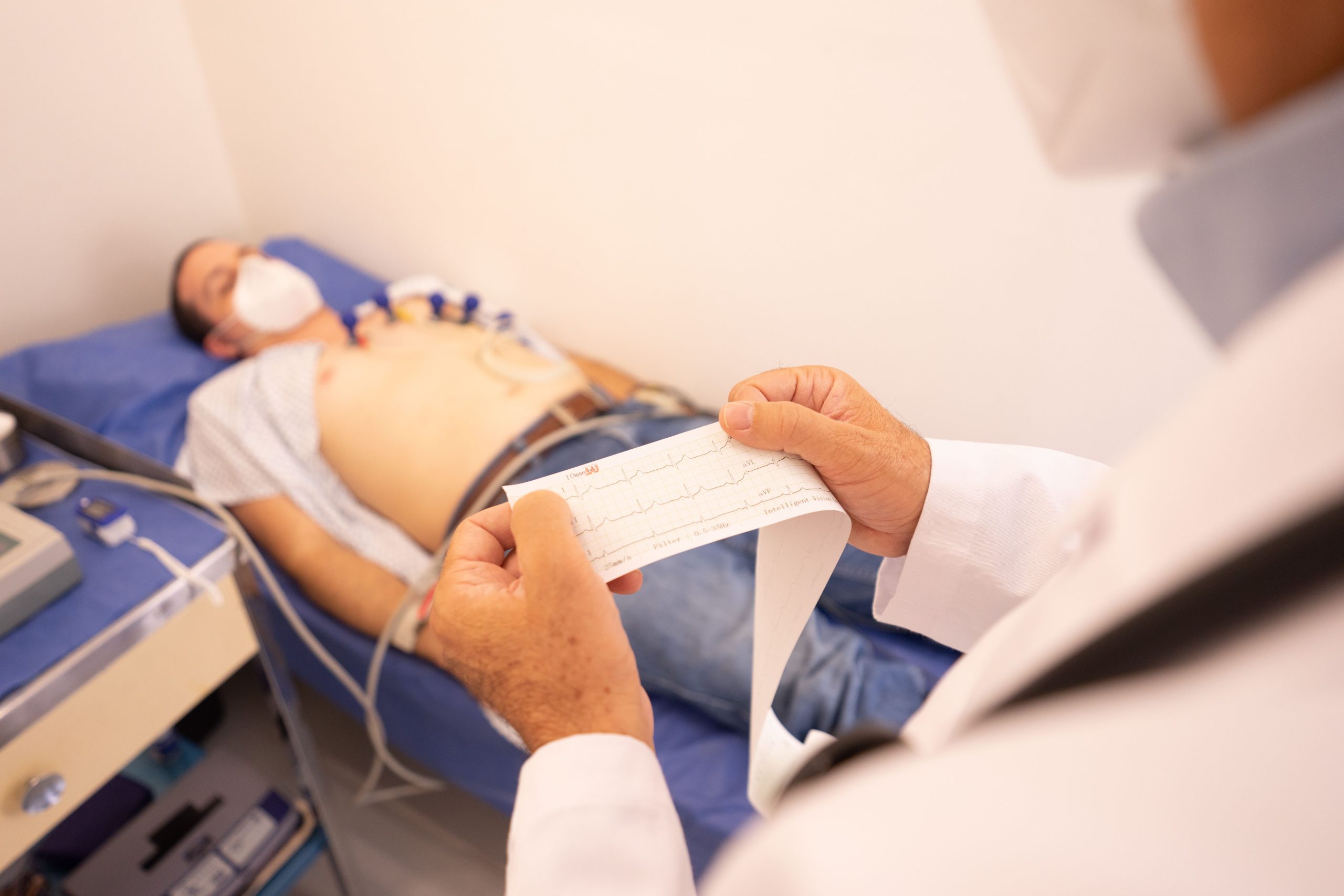 Médecin analysant un ECG en clinique médicale