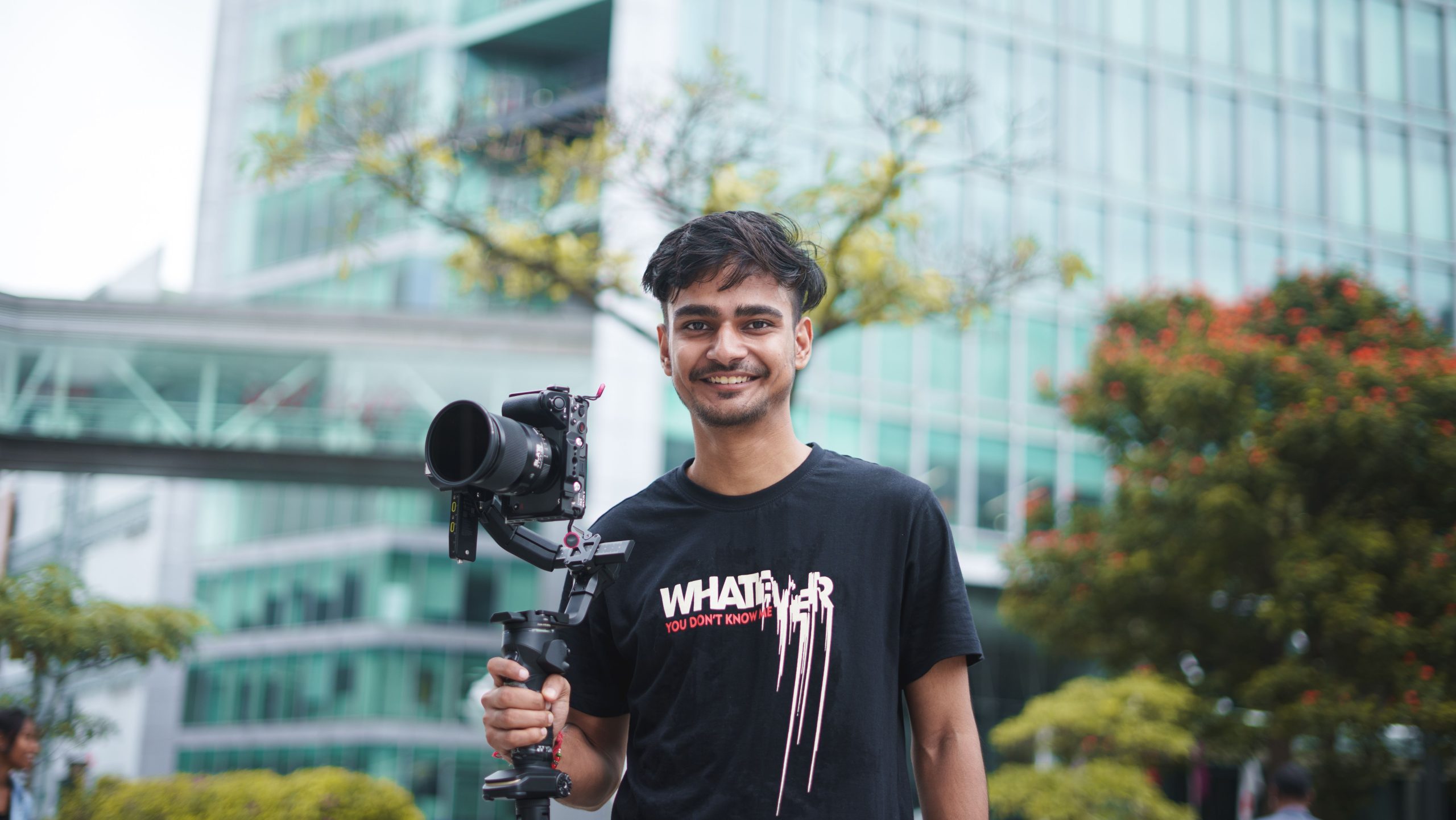 Jeune cameraman avec equipement photo en ville