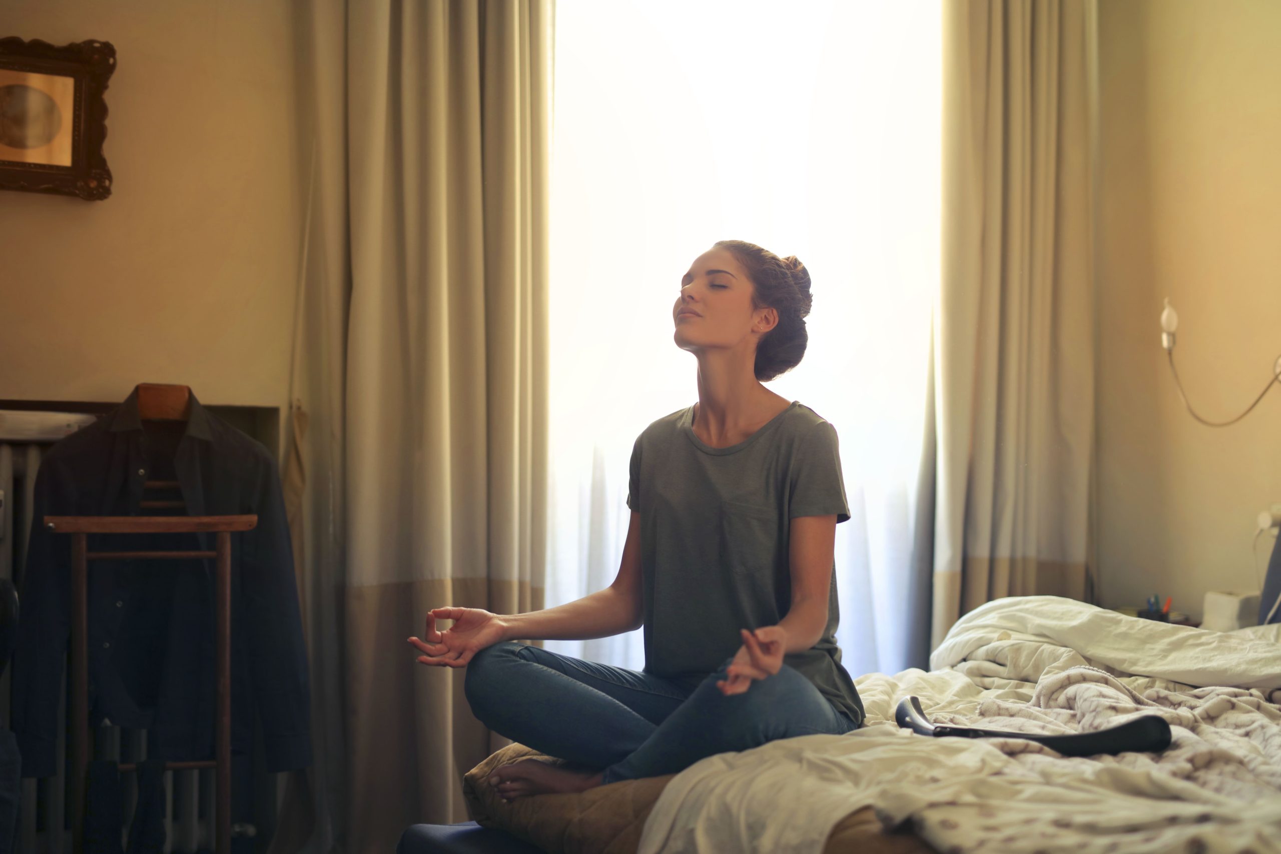 Femme pratiquant méditation sur lit calme