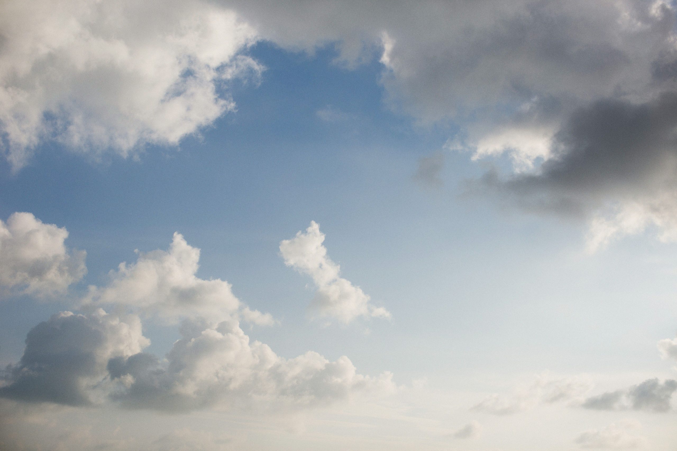 Ciel bleu serein parsemé de nuages blancs