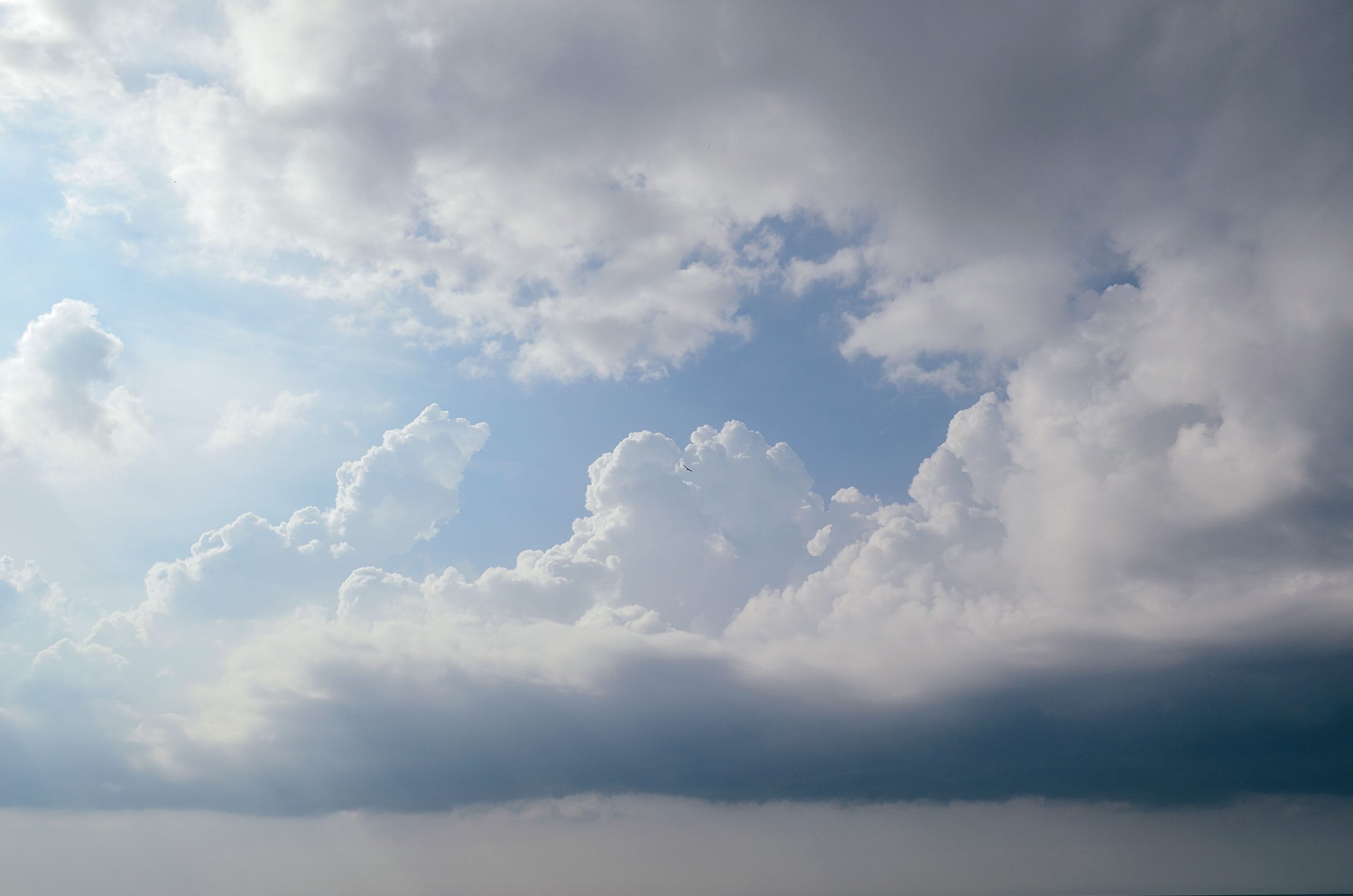 Formations nuageuses dramatiques sous un ciel lumineux