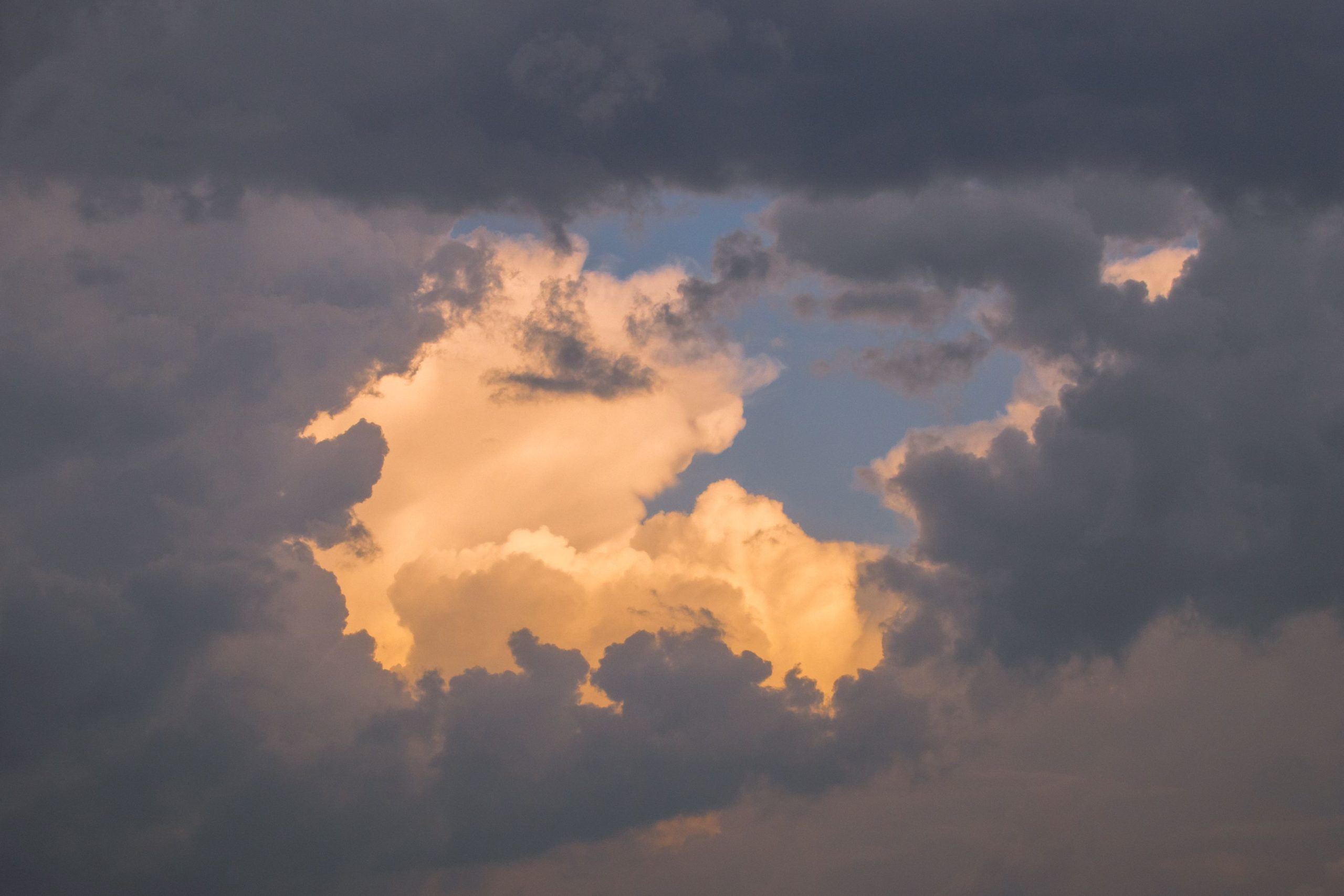 Nuages dorés illuminés par le coucher de soleil