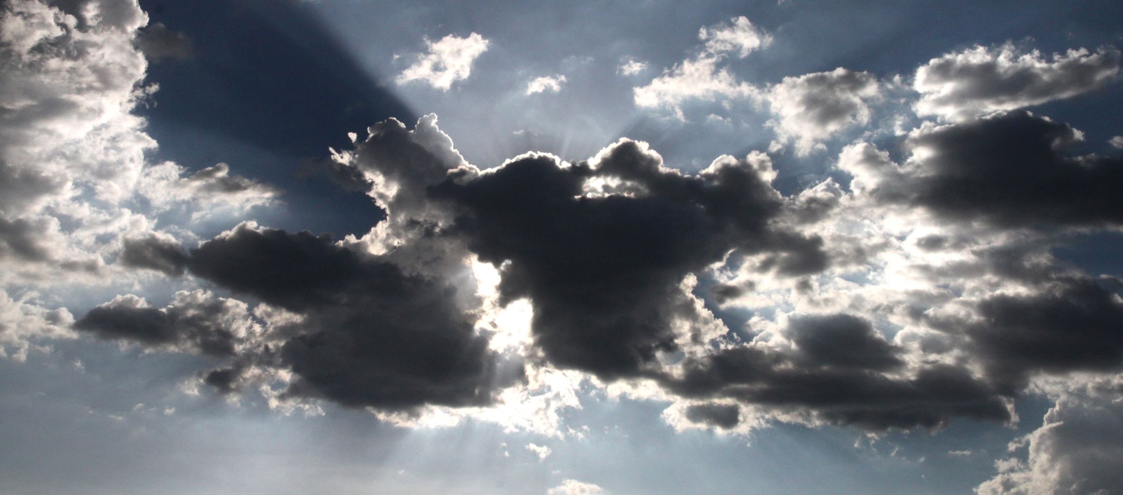 Nuages majestueux illuminés par des rayons de soleil