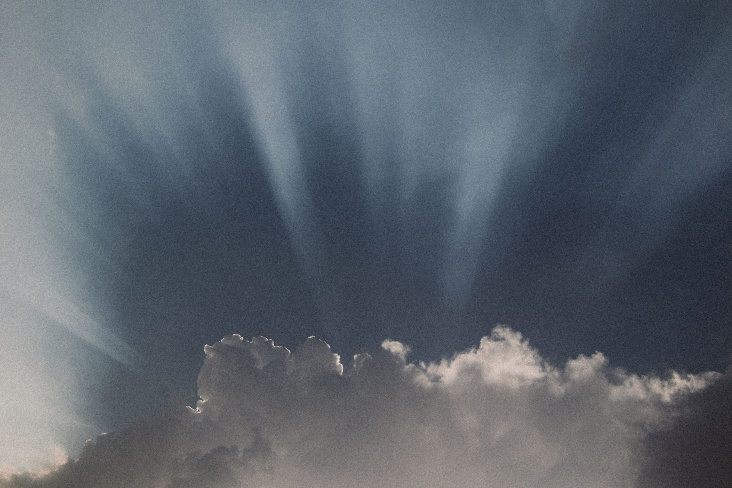 Rayons de soleil dramatiques traversant les nuages