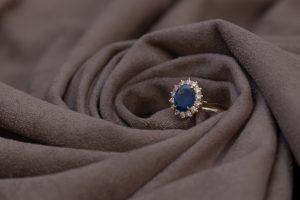 Bague saphir diamant or sur suède brun luxe