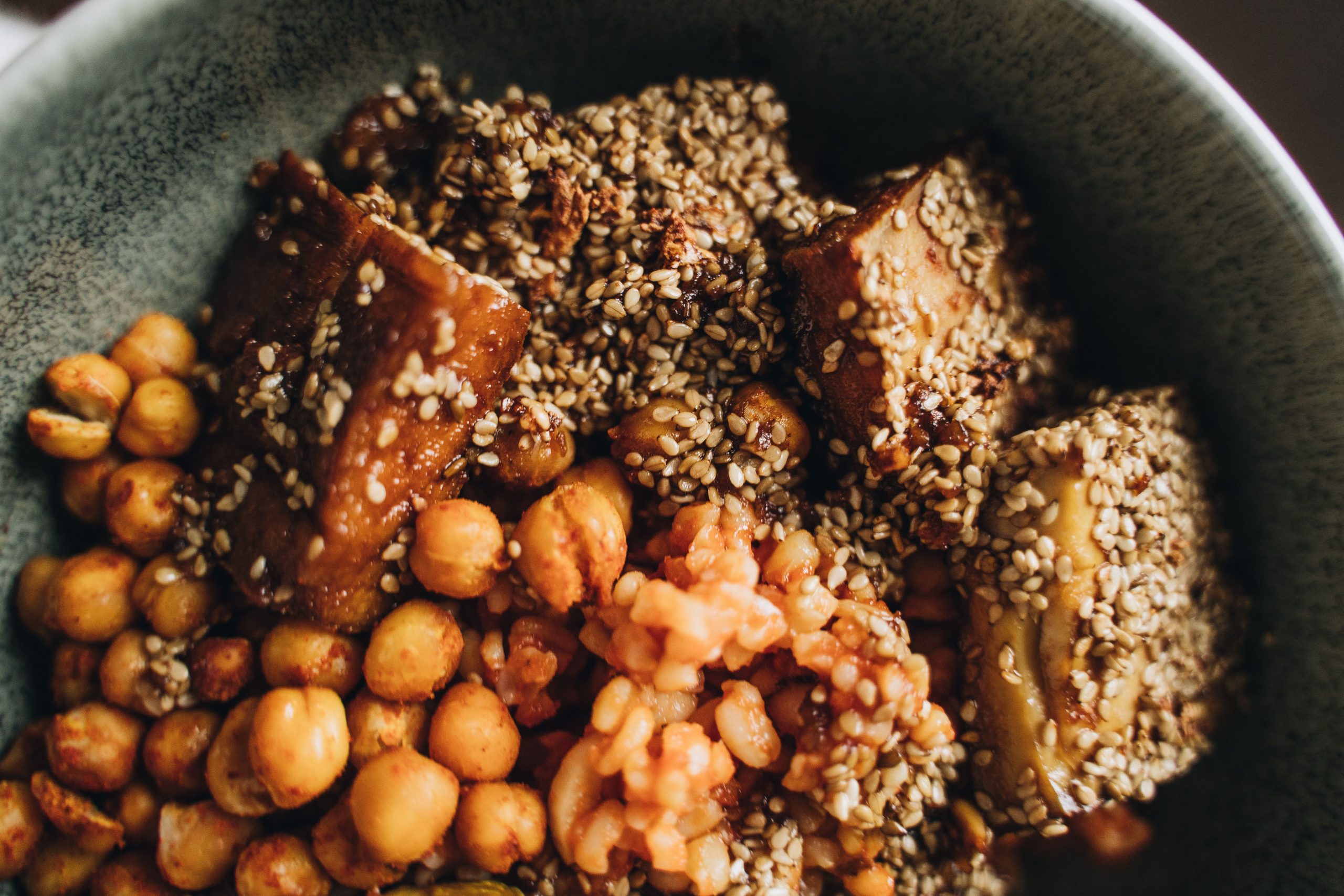 Bol vegan avec tofu, pois chiches et graines de sesame