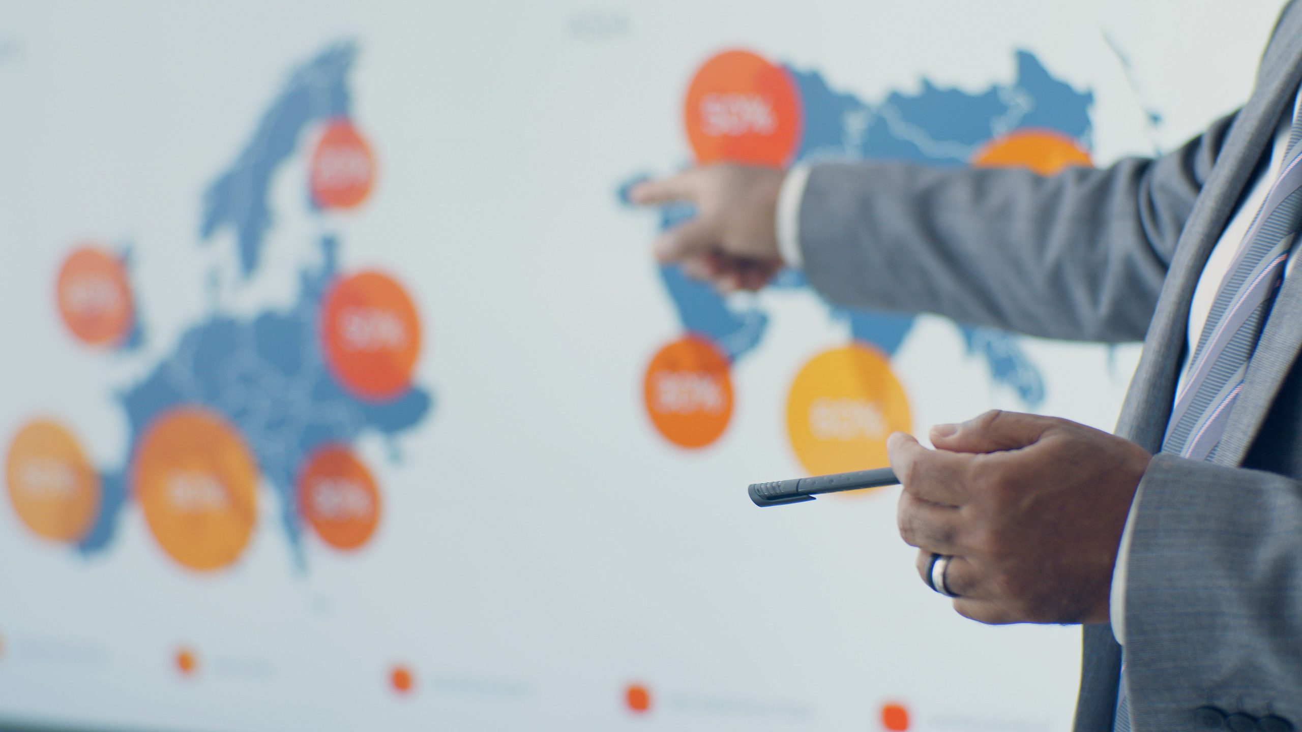 Professionnel présentant analytics carte européenne