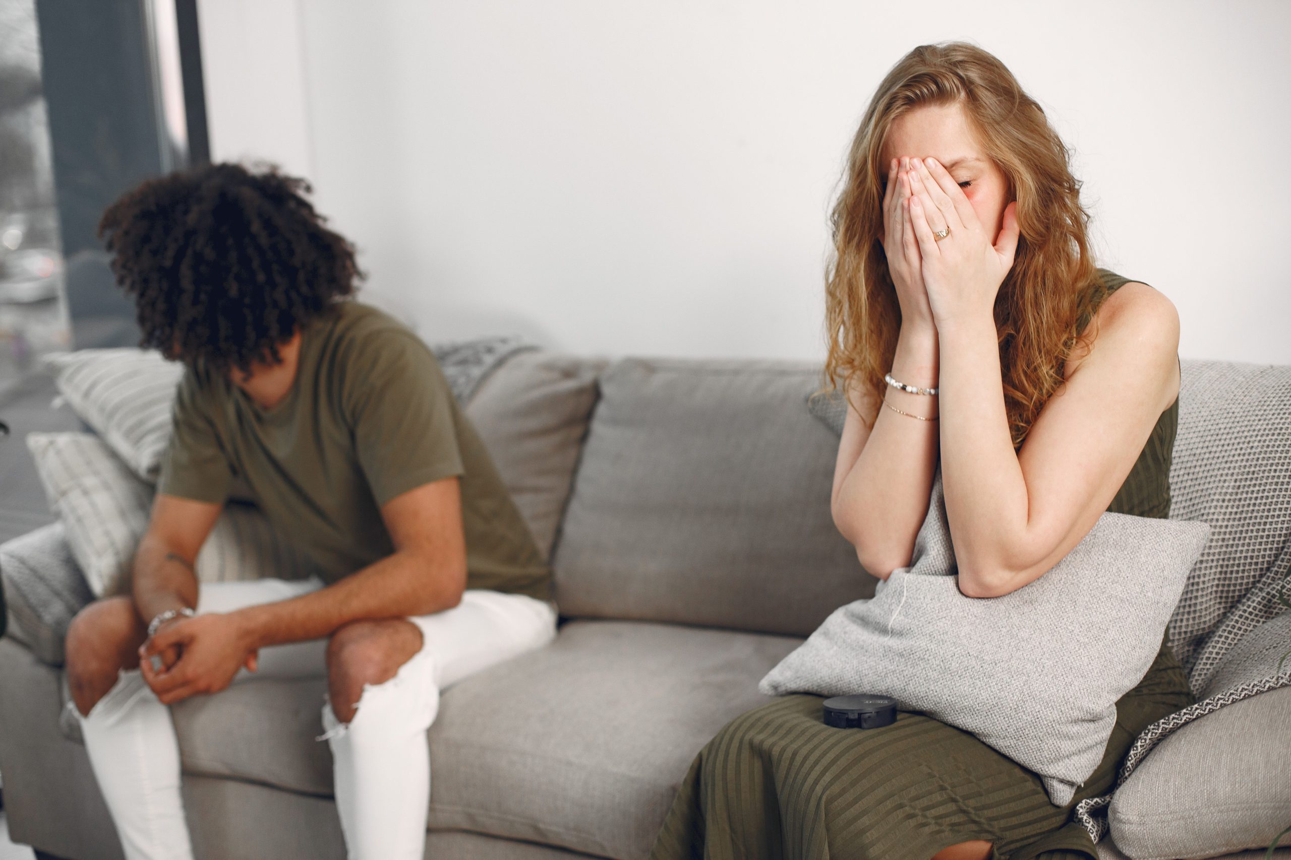 Conflit émotionnel couple sur canapé