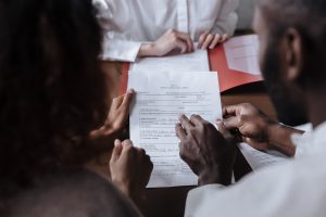 Couple signant documents légaux avec conseiller