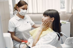 Dentiste examinant une femme souffrant de rage de dents