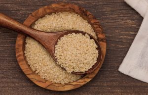Bol en bois rempli de graines de sesame nutritives